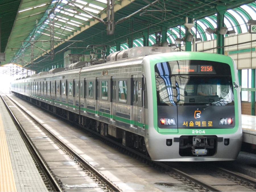 Tàu điện ngầm là phương tiện di chuyển phổ biến và tiện lợi nhất mà bạn không nên bỏ qua khi đi du lịch Hàn Quốc