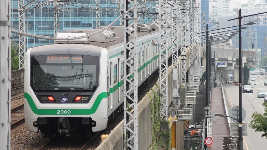 Với mạng lưới dày đặc, tàu điện ngầm sẽ giúp bạn khám phá mọi ngóc ngách của thành phố một cách dễ dàng