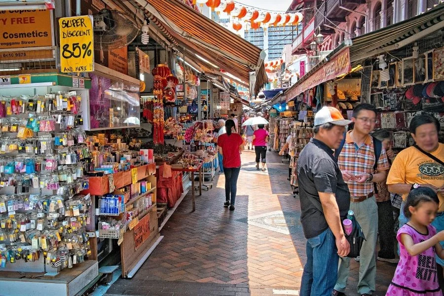 Du khách có thể thoải mái mặc cả khi mua sắm ở các khu phố Singapore