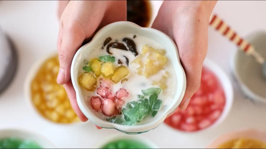 Chè sương sa hạt lựu mang vẻ đẹp tinh tế, cuốn hút với sự kết hợp hài hòa giữa sương sa và hạt lựu