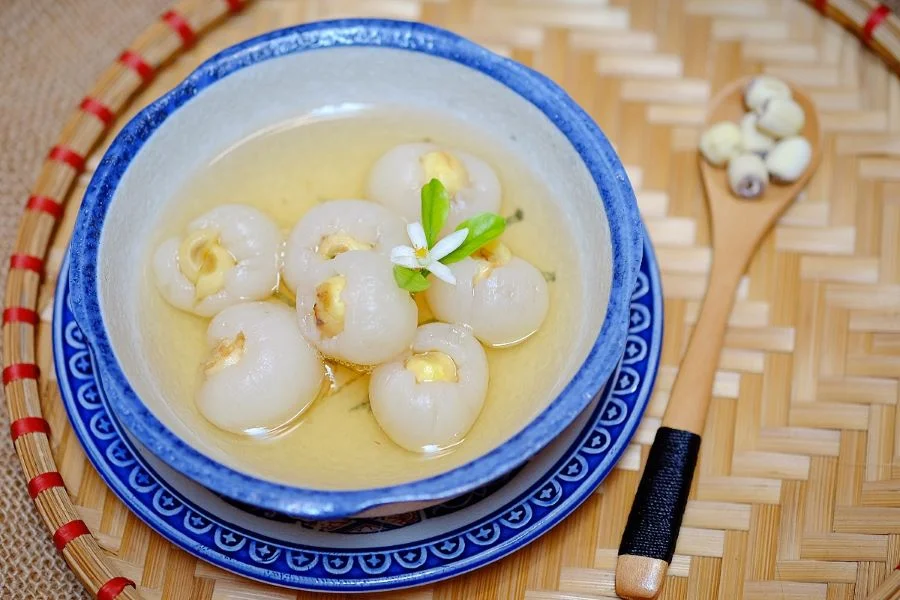 Chè long nhãn hạt sen là sự kết hợp tài tình giữa quả long nhãn giòn giòn mát lạnh và hạt sen bùi béo thơm ngon