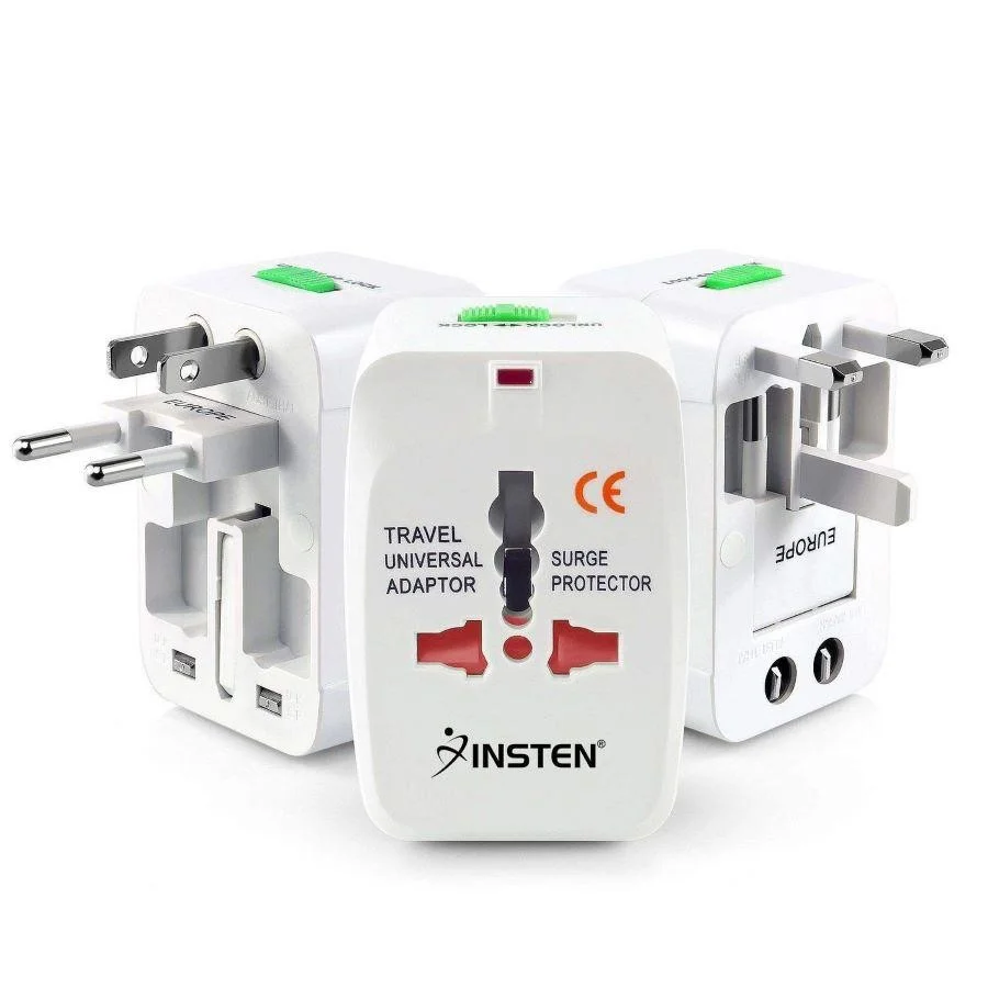 Du khách nên chuẩn bị ổ cắm du lịch đa năng để có thể dễ dàng và chủ động sử dụng các thiết bị điện tử 