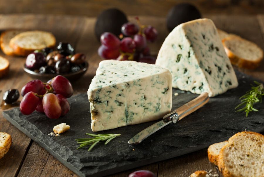 Phô mai Blue hay phô mai xanh trứ danh ẩm thực Pháp được nhiều du khách yêu thích khi đến đây