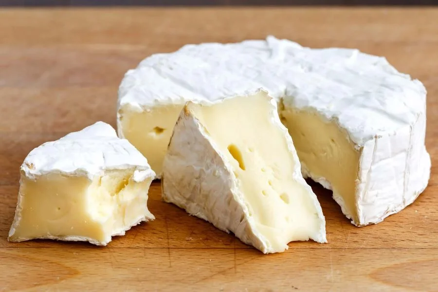 Phô mai Brie có kết cấu mềm mịn cùng mùi vị cực kỳ độc đáo, thơm ngon dịu nhẹ kết hợp với hương thơm đặc trưng