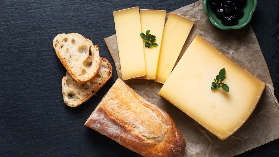 Phô mai Comté cũng là một trong những loại phô mai Pháp nổi tiếng du khách nhất định phải thử một lần