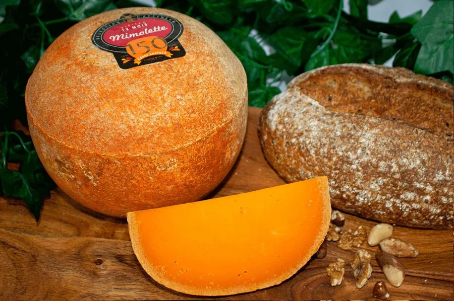 Phô mai Mimolette là một loại phô mai Pháp nổi tiếng có màu cam, hơi cứng và hương vị béo ngậy