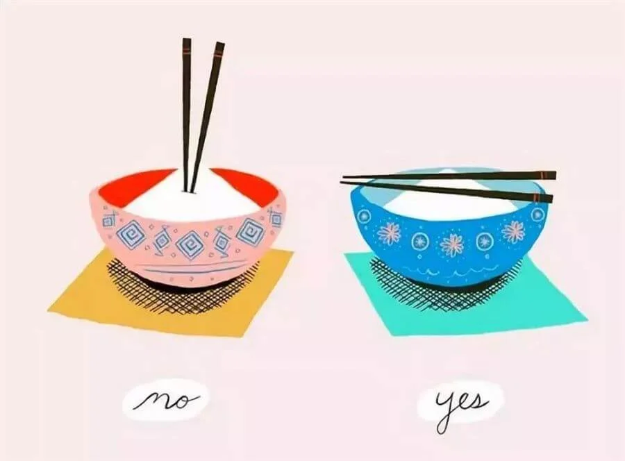 Ở Hàn Quốc, việc cắm thẳng muỗng vào chén cơm là một hành động bị coi là tối kỵ, đặc biệt là trong dịp Tết