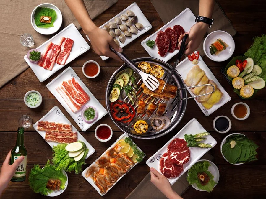 Sẽ chẳng còn gì tuyệt vời bằng việc ngồi quây quần nướng thịt trong bầu không khí lạnh giá của mùa đông xứ Hàn