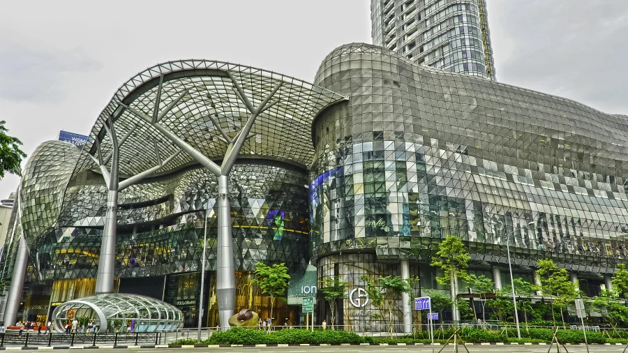 Bước chân vào ION Orchard, bạn như lạc vào thế giới thời trang xa hoa, nơi trưng bày những tuyệt tác từ các thương hiệu đình đám