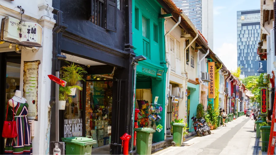 Haji Lane hiện lên như một dải lụa màu sắc rực rỡ giữa lòng Singapore hiện đại
