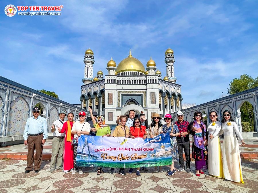 Khách nhà Top Ten Travel chụp ảnh lưu niệm trong tour tham quan khám phá Brunei xinh đẹp