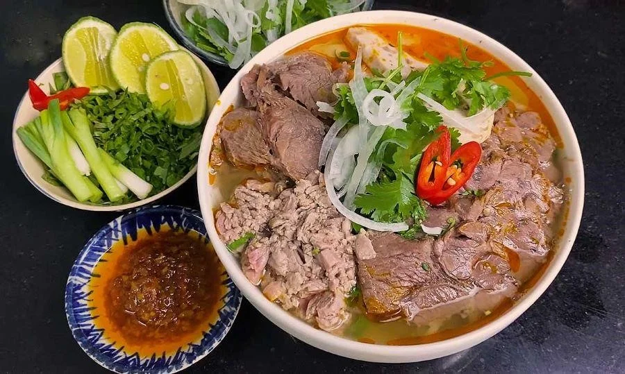 Bún bò huế - một trong những món ăn không thể bỏ lỡ khi đến xứ Huế mộng mơ