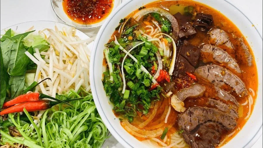 Bún bò từ lâu đã nổi tiếng là một trong những đặc sản của xứ Huế