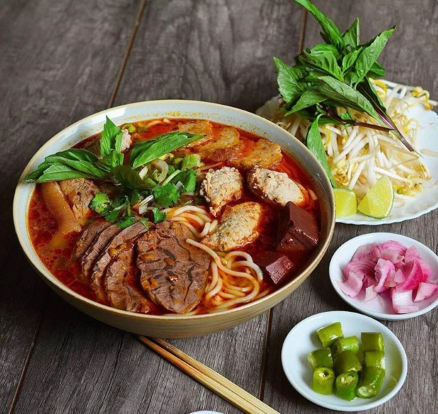 Nằm gần cầu Tràng Tiền, Bún bò Hẻm là một trong những quán ăn nổi tiếng tại xứ Huế