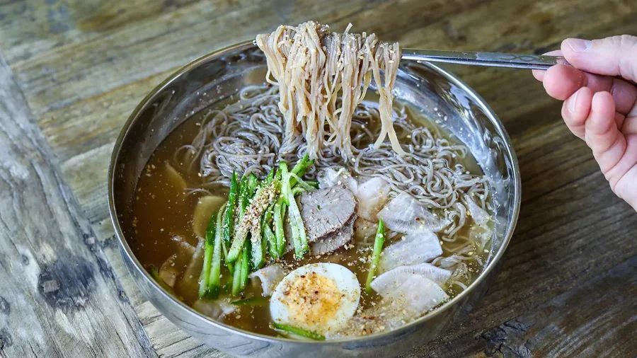 Một bát mì Naengmyeon mát lạnh chính là lựa chọn hàng đầu của người Hàn vào những ngày hè oi ả