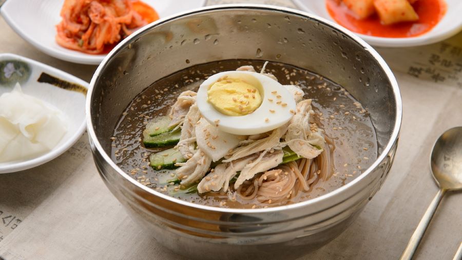 Mì lạnh Naengmyeon có hương vị vô cùng thanh mát kèm một chút chua chua ngọt ngọt đặc trưng