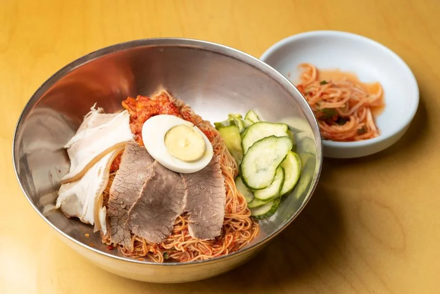 Bibim Naengmyeon - mì lạnh trộn với phần sốt cay Kimchi đỏ đặc trưng cực kỳ bắt mắt và kích thích vị giác