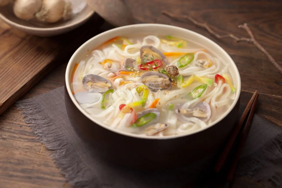 Mì cắt Kalguksu là món mì truyền thống có từ lâu đời của Hàn Quốc