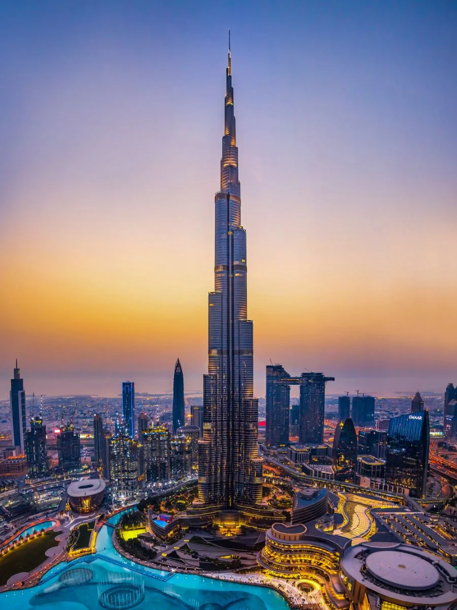 Burj Khalifa nổi tiếng là toà nhà cao chọc trời tọa lạc tại thành phố Dubai