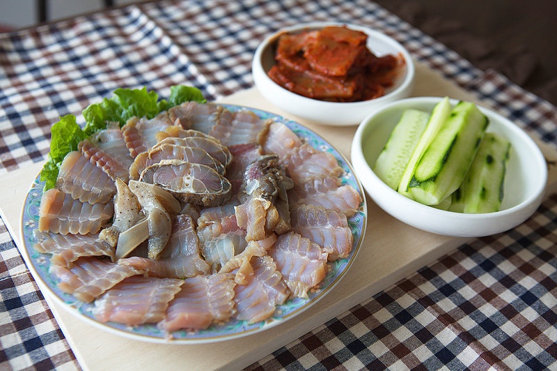 Cá đuôi lên men được thái lát và bày biện rất đẹp mắt