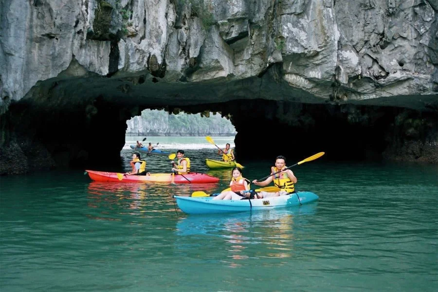 Thưởng thức hoàng hôn trên Vịnh Hạ Lan