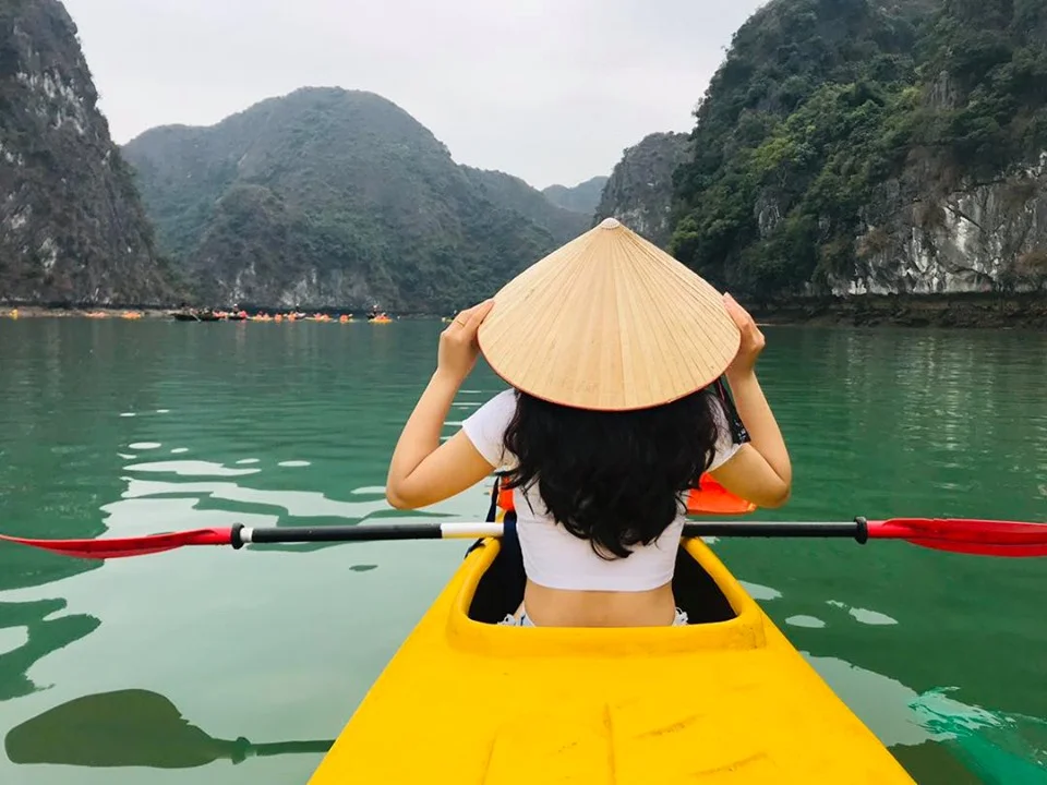 Trải nghiệm cảm giác chèo kayak tại Hạ Long