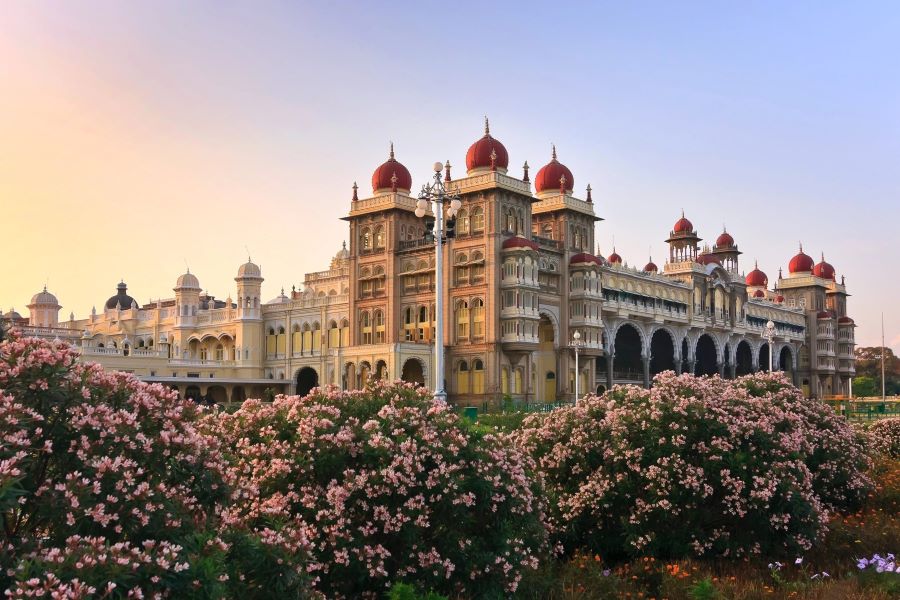 Cung điện Mysore được xây dựng tại bang Karnataka, miền nam Ấn Độ