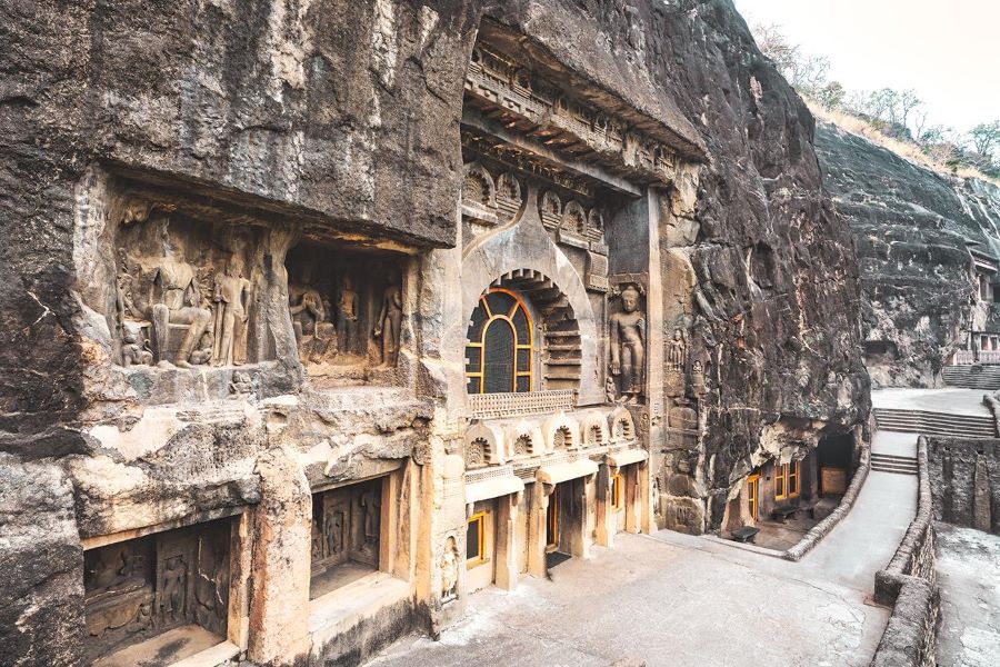 Khu hang động Ajanta - một trong những công trình kiến trúc phật giáo lớn nhất tại Ấn Độ