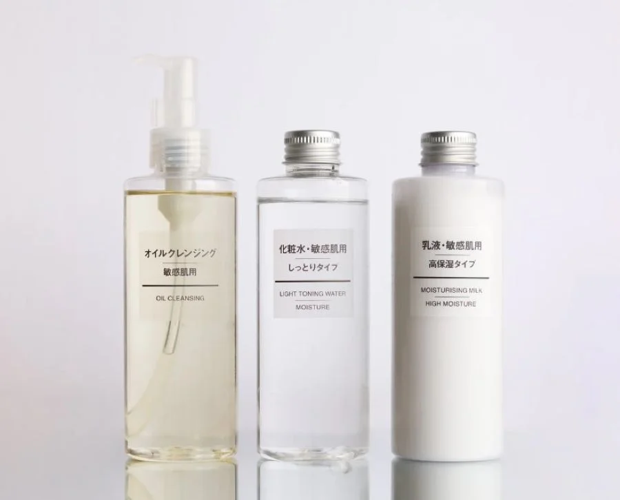 Sản phẩm mỹ phẩm của Muji có thiết kế bao bì đơn giản, thân thiện với môi trường