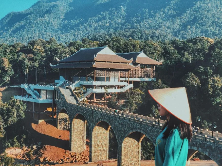 Nếu bạn muốn tìm kiếm một bầu không khí tĩnh lặng và tâm linh thì Khu di tích Yên Tử là sự lựa chọn phù hợp