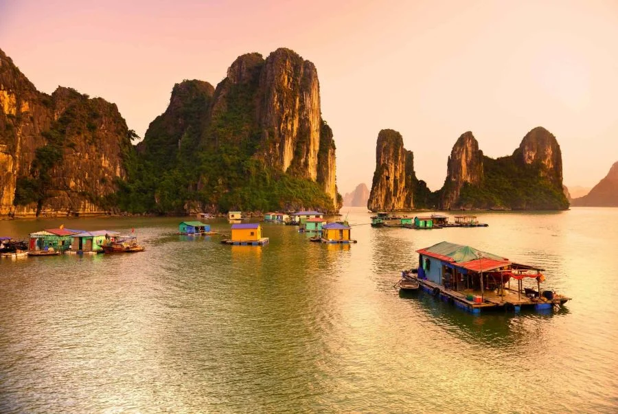 Khám phá khung cảnh bình yên tại Làng chài Cửa Vạn
