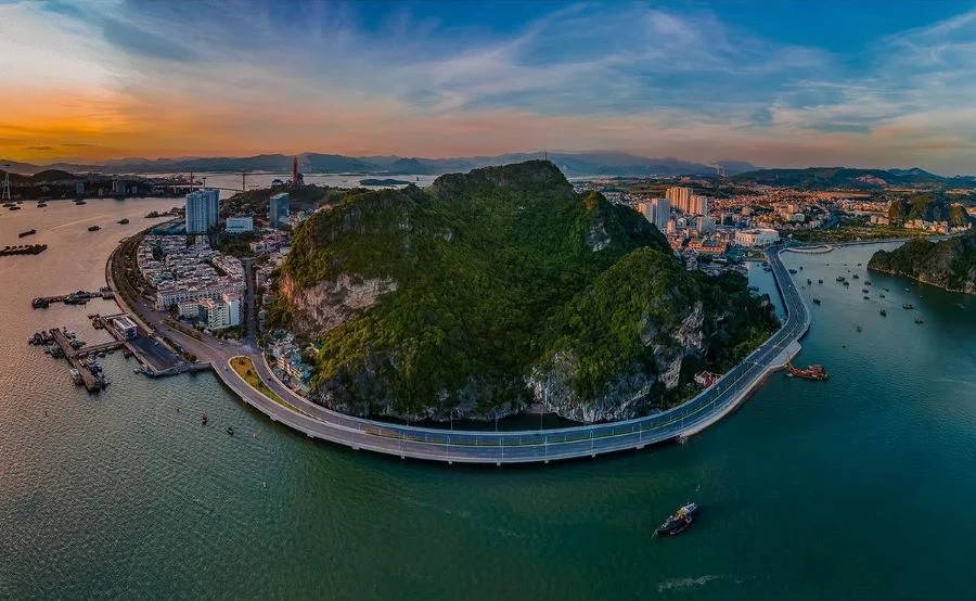  Đứng tại đỉnh núi, bạn sẽ có thể phóng tầm mắt ngắm nhìn toàn khung cảnh tuyệt đẹp của vịnh Hạ Long