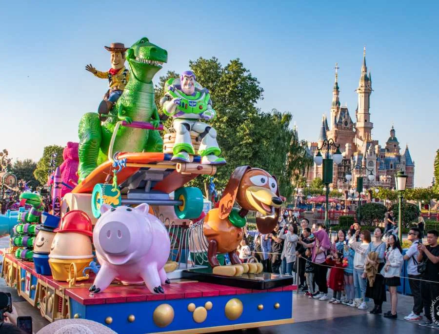 Những đoàn diễu hành rực rỡ sắc màu có sự xuất hiện của các nhân vật Disney
