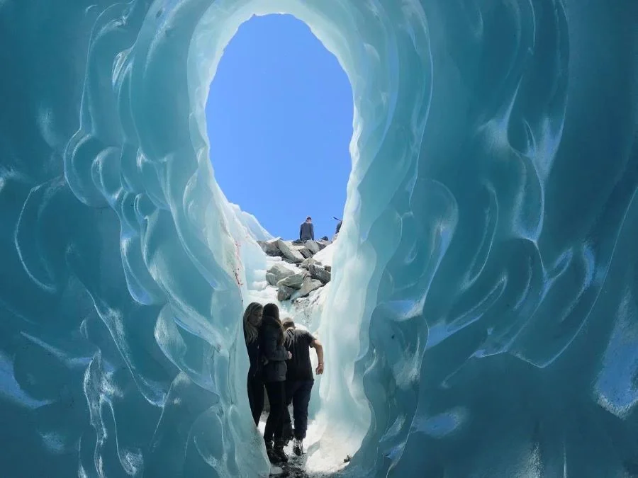 Bạn còn có thể khám phá các hang băng đá khổng lồ tại Núi Titlis