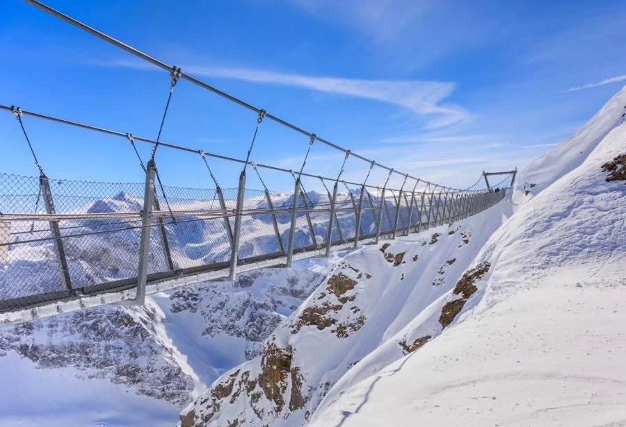 Cầu đi bộ và cầu treo núi tuyết Titlis Cliff