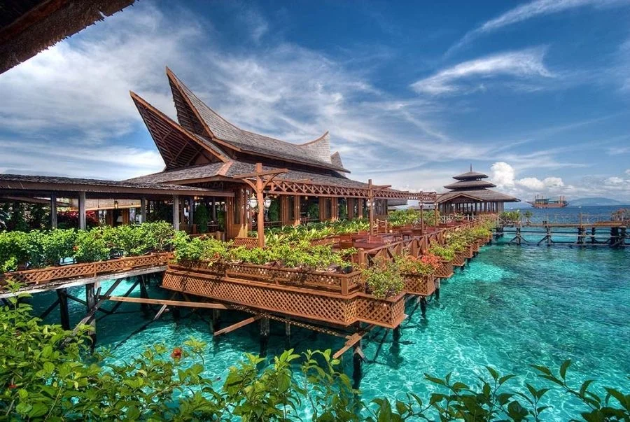 Đảo Mabul mang vẻ đẹp yên bình với làn nước biển xanh trong vắt