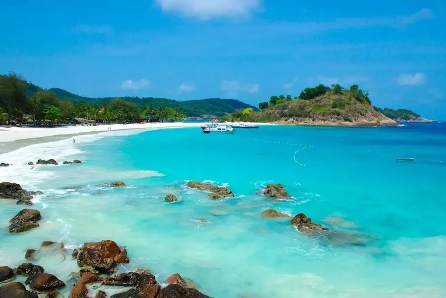 Đảo Redang nổi tiếng với bờ cát trắng mịn và làn nước xanh ngọc trong vắt tuyệt đẹp