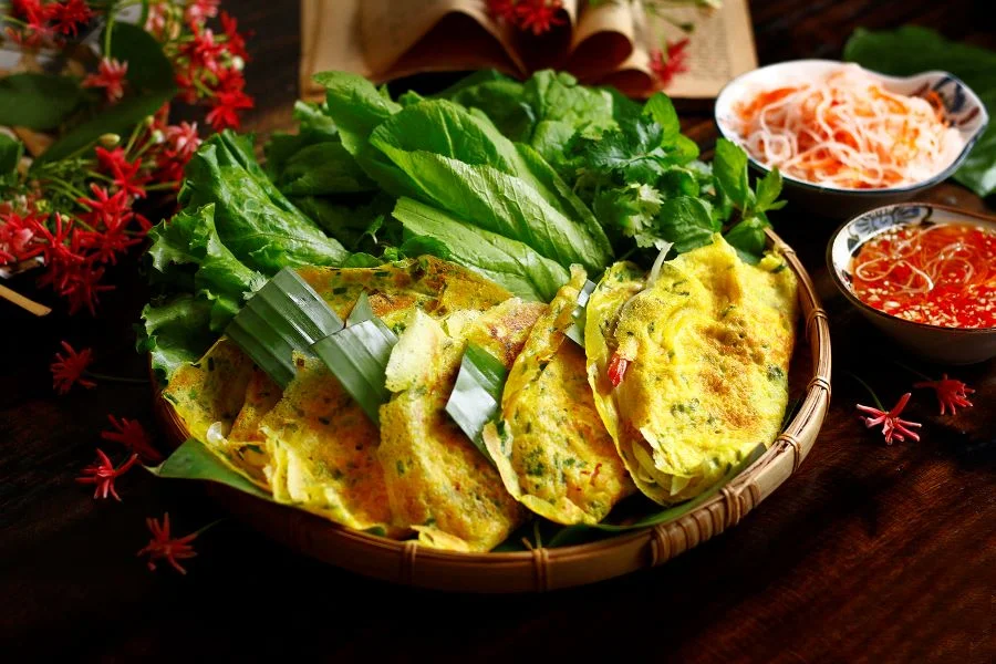 Bánh xèo miền Tây cực kỳ được bà con vùng sông nước ưa chuộng bởi hương vị thơm ngon và dễ ăn