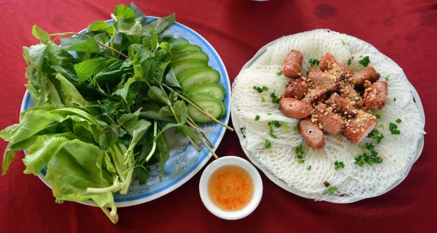 Bánh hỏi Phong Điền ăn kèm với thịt heo quay giòn rụm là món ngon miền Tây khiến thực khách ngất ngây 