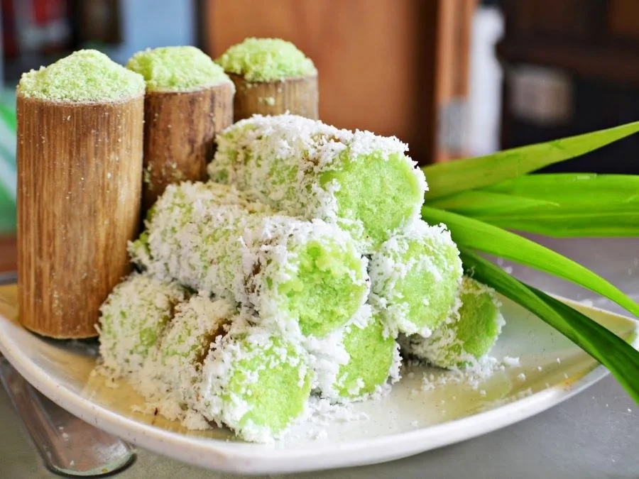 Bánh ống lá dứa nổi bật với màu xanh mát mắt, mùi lá dứa thoang thoảng hấp dẫn cùng vị ngon dân dã cực kỳ khó cưỡng 