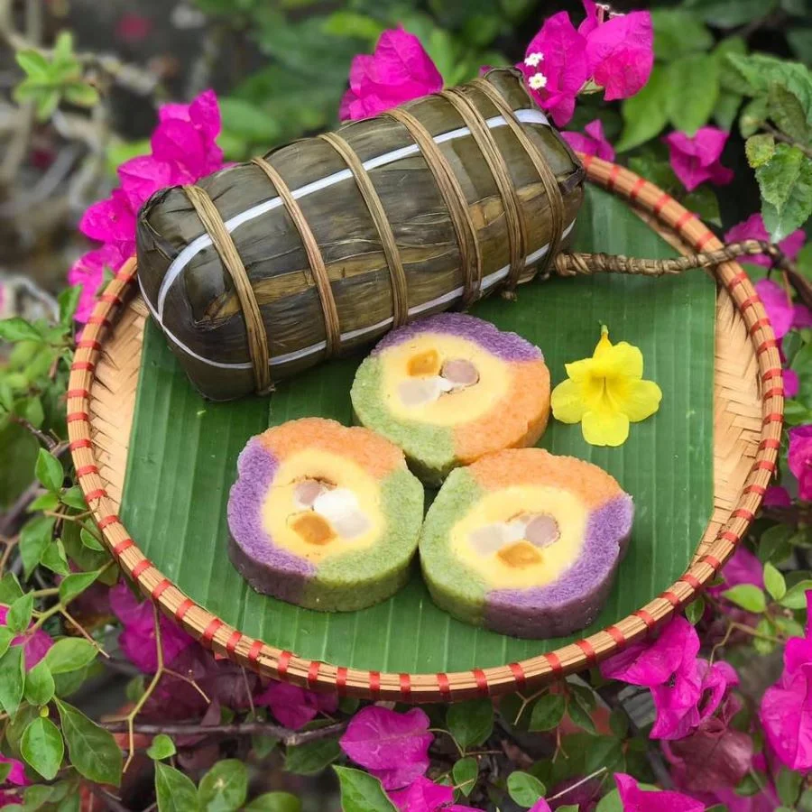 Bánh tét Trà Cuôn không chỉ được gói đẹp mắt, nhiều màu sắc mà còn có hương vị đậm đà, thơm ngon