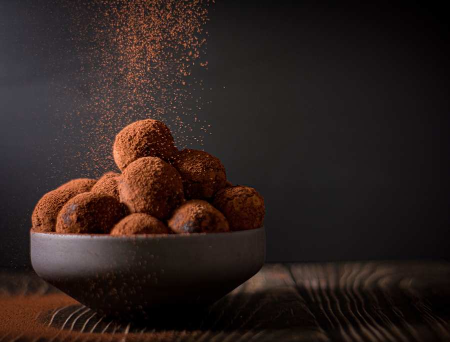 Những viên socola được phủ một lớp bột cacao đắng nhẹ