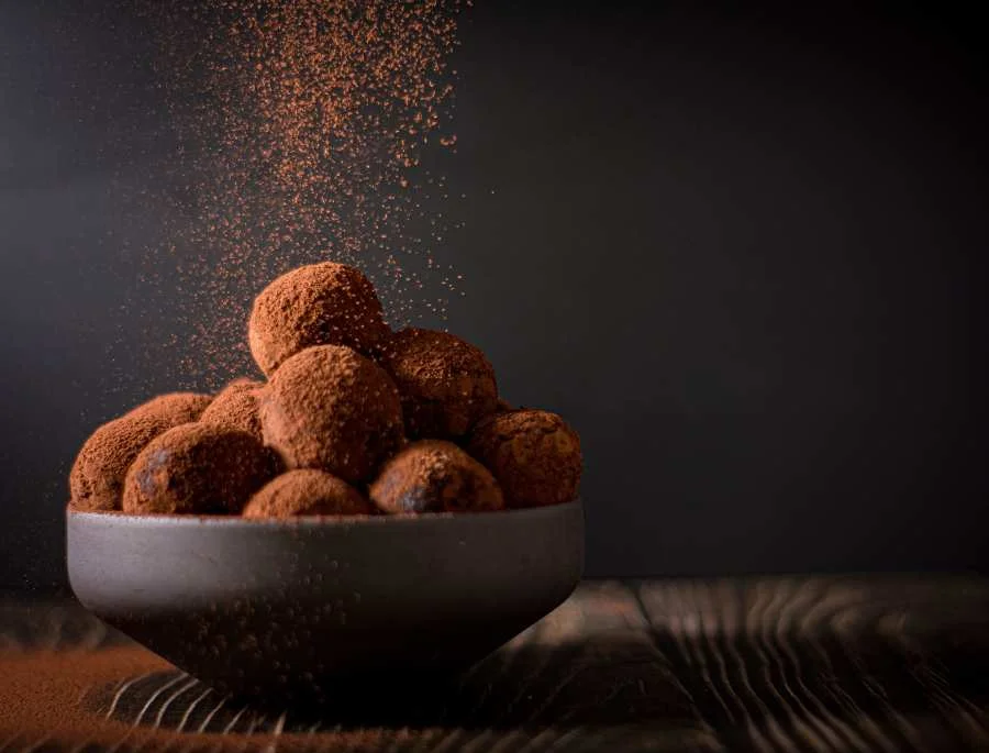 Những viên socola được phủ một lớp bột cacao đắng nhẹ