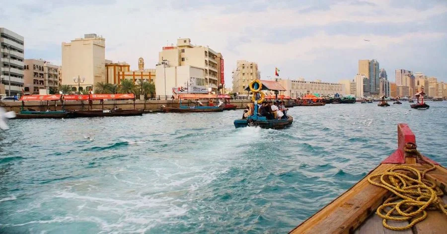 Bạn có thể lựa chọn di chuyển bằng phà để khám phá đất nước Dubai xinh đẹp