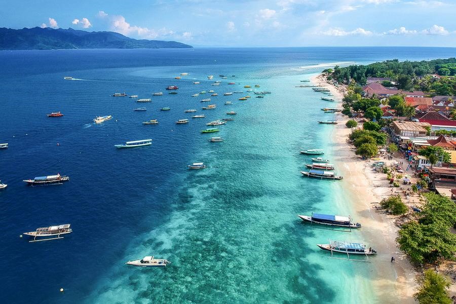 Bãi biển Kuta trong xanh vào mùa hè