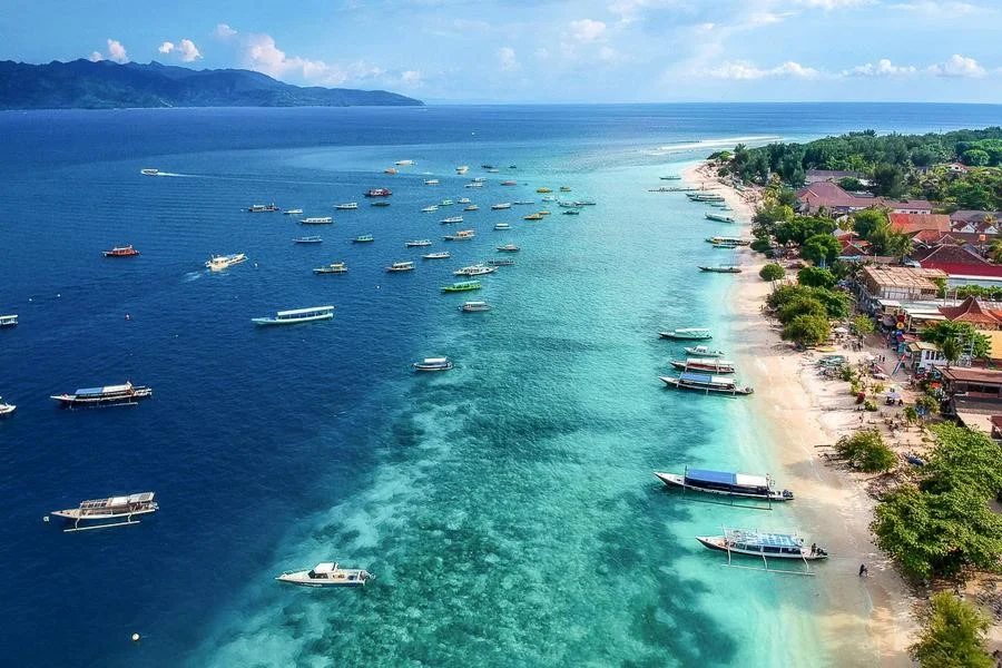Bãi biển Kuta trong xanh vào mùa hè