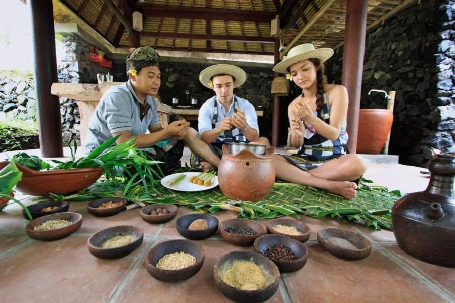 Du khách tham gia trải nghiệm tạo nên các món ăn Bali