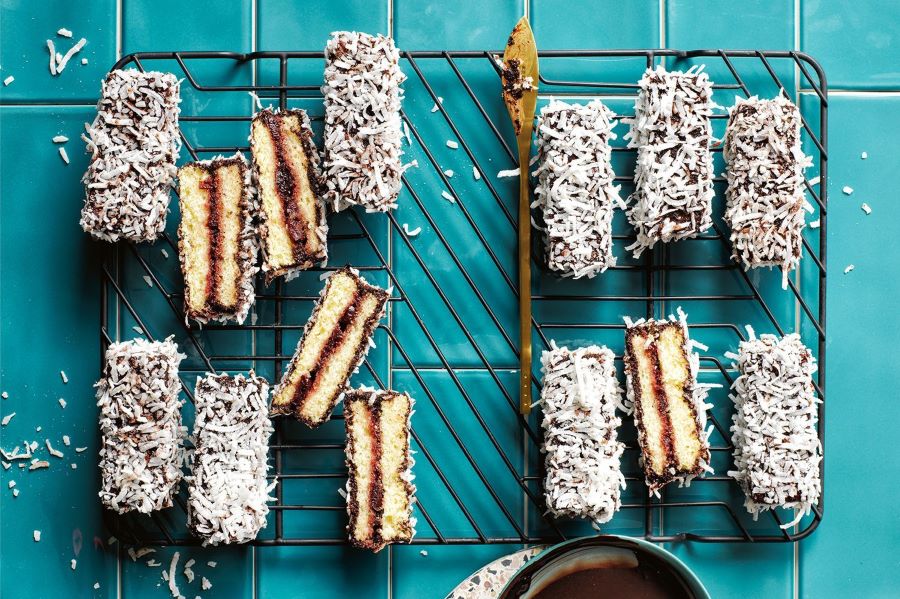Cách làm bánh Lamington trứ danh nước Úc khá đơn giản và nhanh chóng  