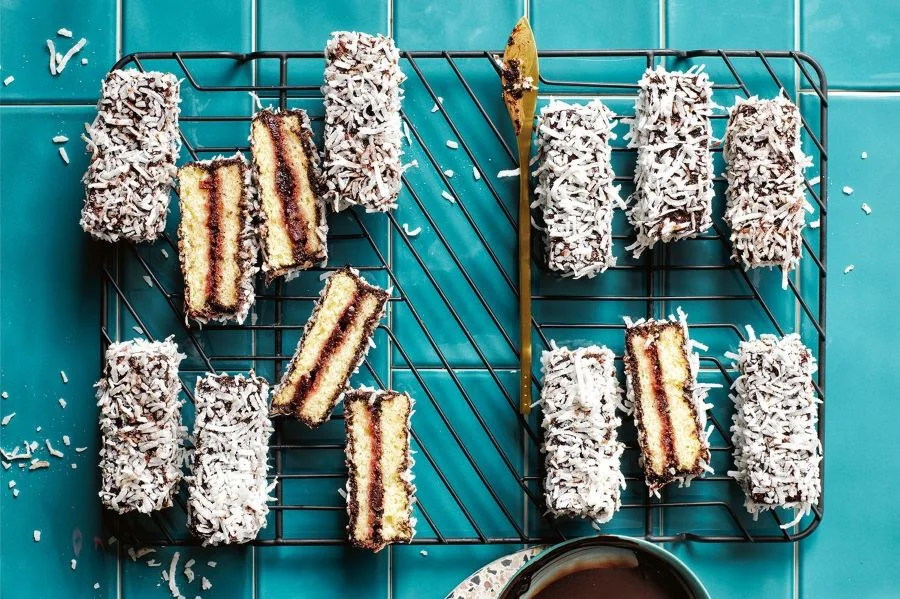 Cách làm bánh Lamington trứ danh nước Úc khá đơn giản và nhanh chóng  