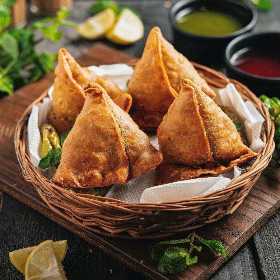 Bánh Samosa sở hữu vẻ ngoài vàng ươm giòn rụm, hương vị thơm ngon nóng hổi